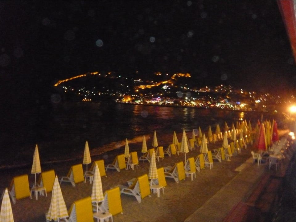 Burg und Strand bei Nacht Hotel Panorama
