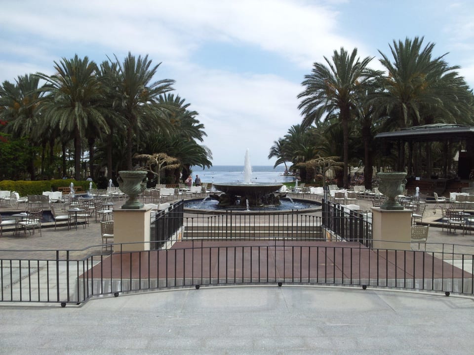 Blick vom Hotel über den Pool zum Meer Lopesan Costa Meloneras, Resort & Spa