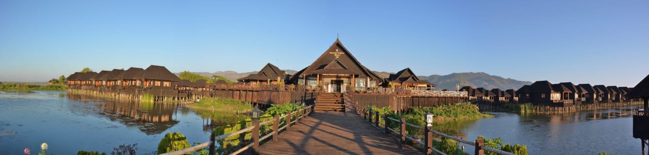 Hotelansicht vom Anlegesteg Myanmar Treasure Resort - Inle Lake
