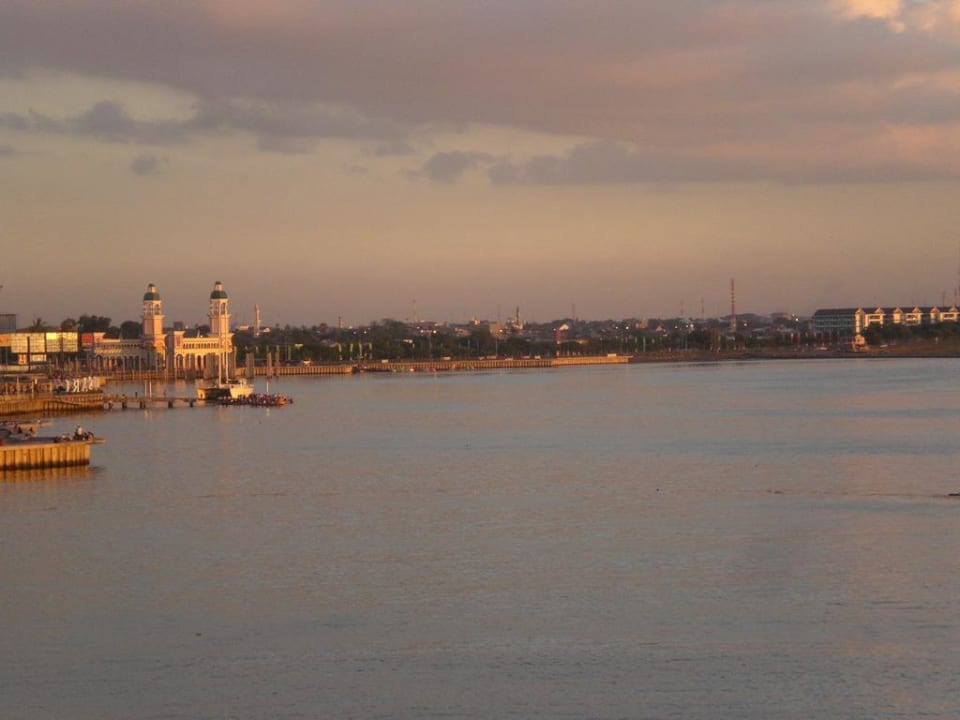 Blick vom Zimmerbalkon Richtung Promenade Hotel Makassar Golden