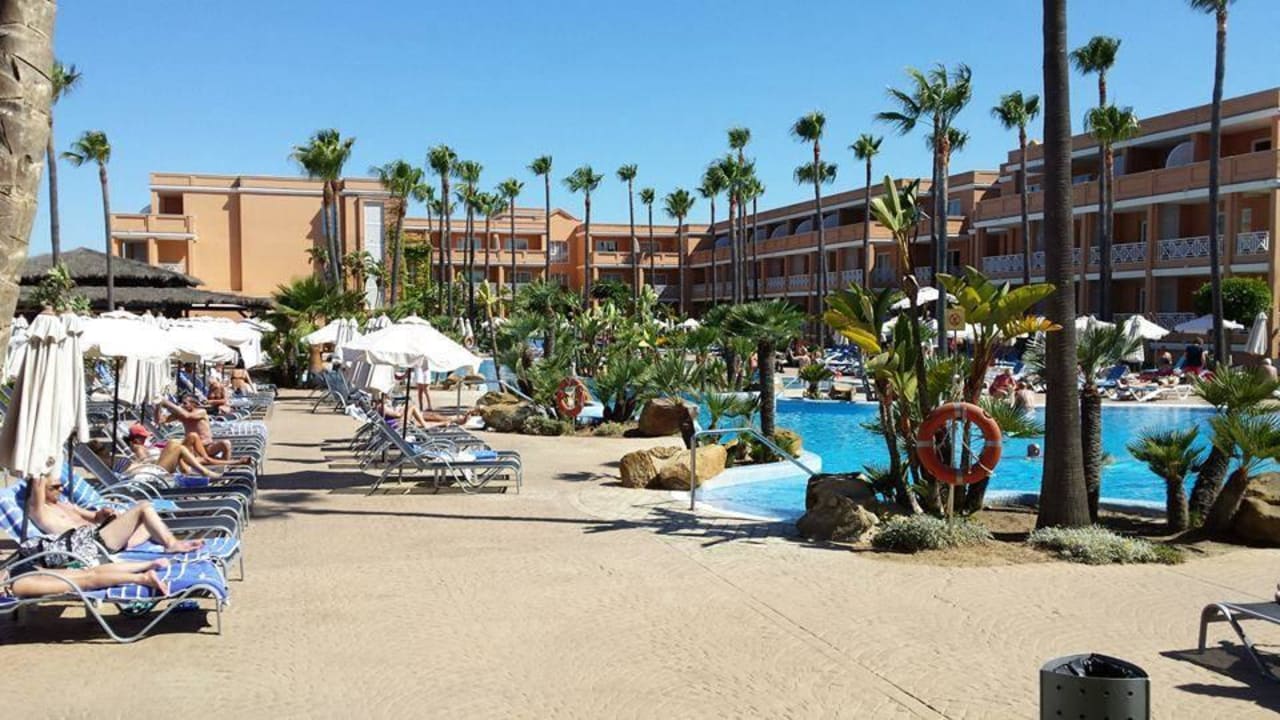 Große individuell geformte Poollandschaft Hipotels Barrosa Park