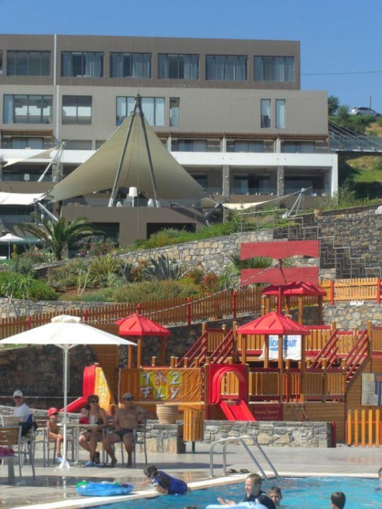 Blick auf Haupthaus und Spielplatz Kinderclub Atlantica Mikri Poli Crete