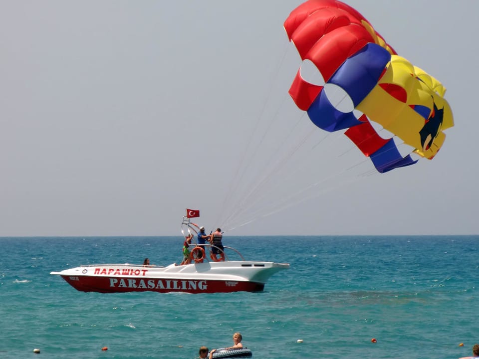 Parasailing am Hotelstrand TUI BLUE Palm Garden