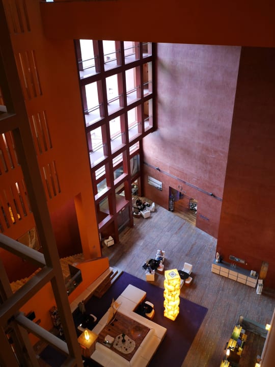 Blick in den Innenhof mit Fensterfront zum Park Hotel Melia Bilbao