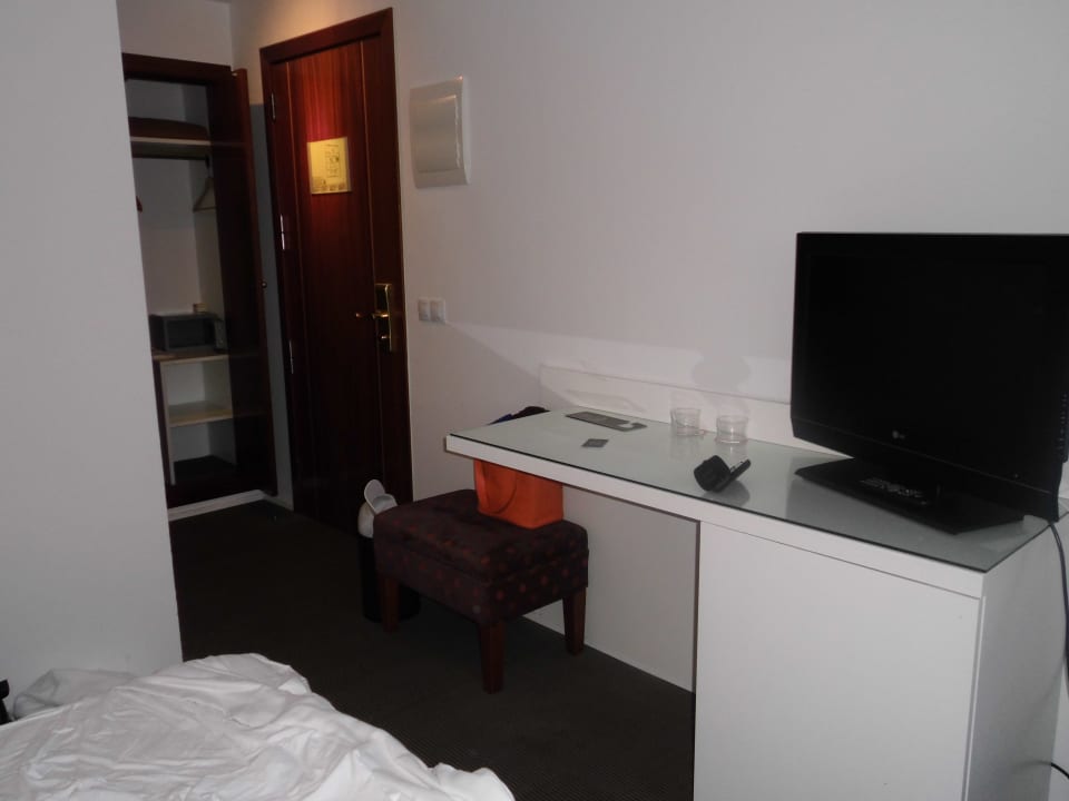 Kühlschrank unter dem Fernseher UR Hotel Portofino