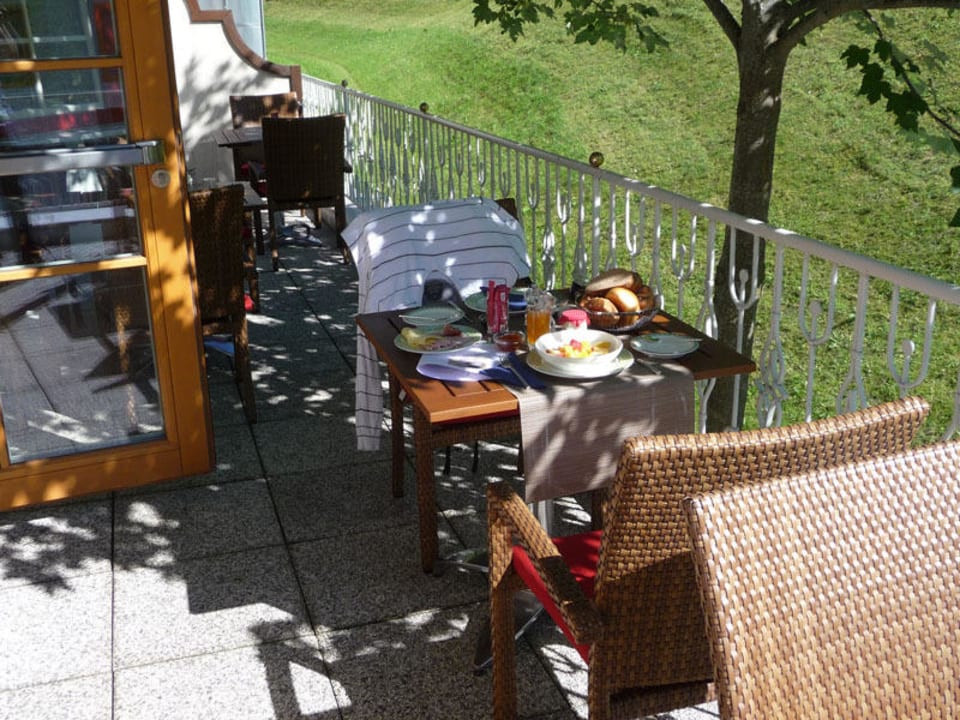 Frühstück auf der Terrasse Hotel Alpin Spa Tuxerhof