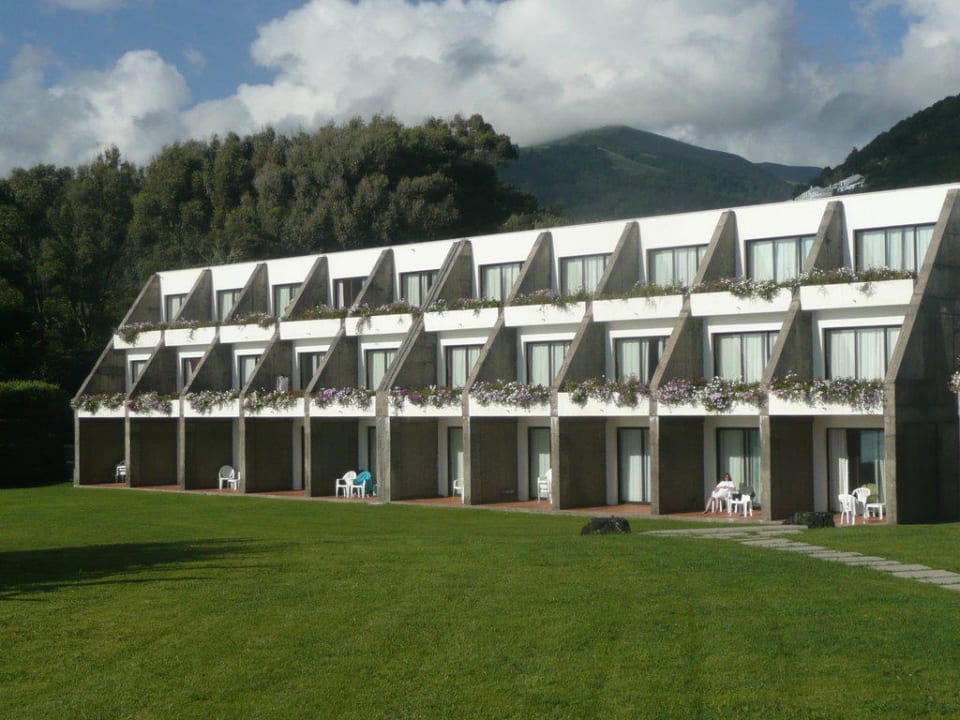 Rasenfläche mit Hotelflügel Caloura Hotel Resort