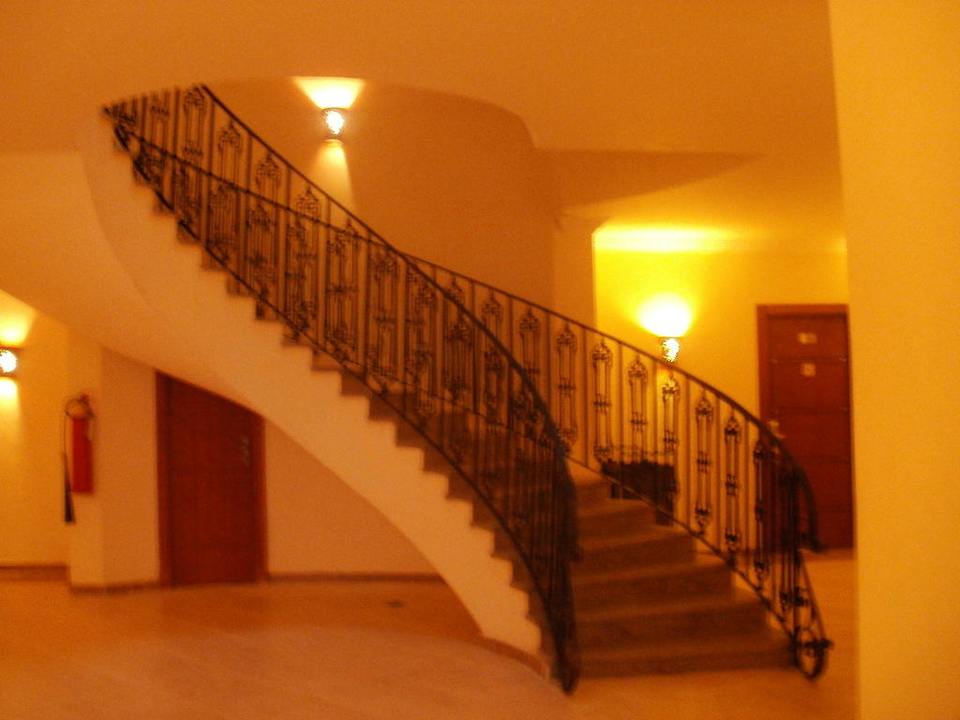 Wendeltreppe zu den einzelnen Zimmern Hotel Tropicana Azure Club