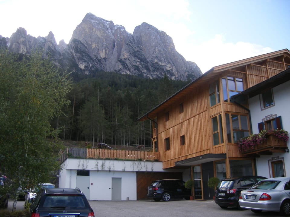 Parkplatz mit Eingangsbereich Hotel Vigilerhof