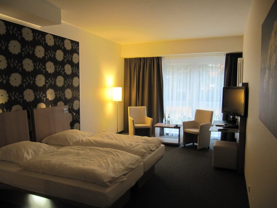 Man beachte die Beleuchtung am Bett  Thöles Am Allerpark Verden