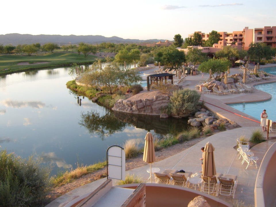 Poolanlage und Fluss durch die Anlage Hotel Sheraton Wild Horse Pass Resort & Spa