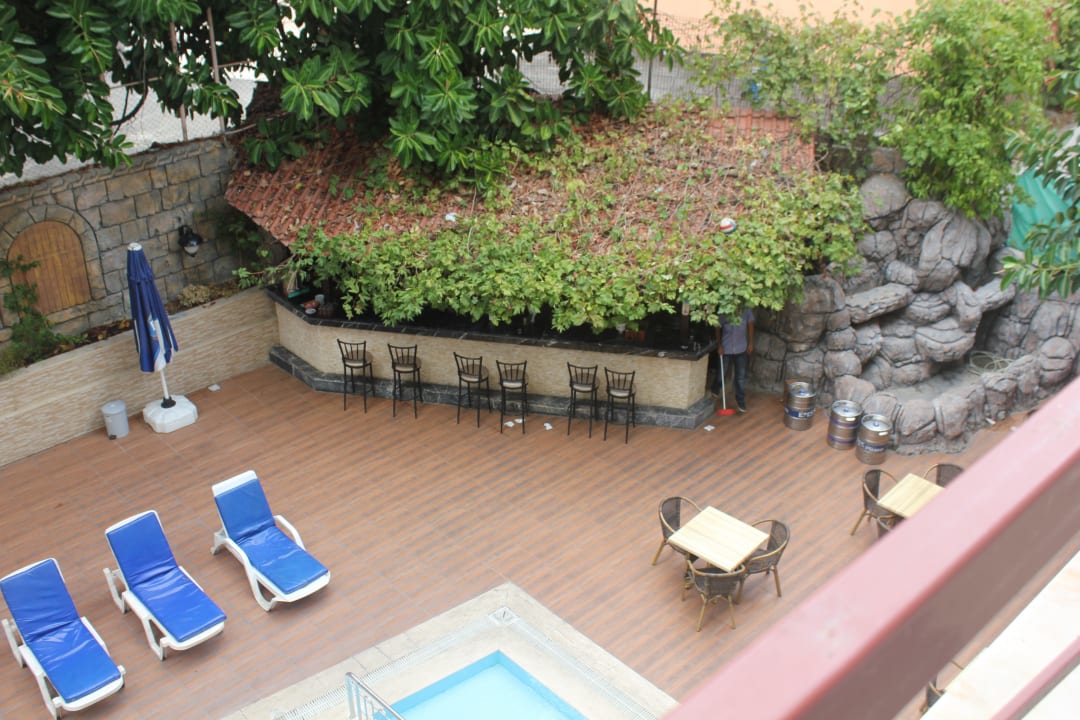 Unser Blick vom Balkon. Man sieht schön die Bar Hotel Diamore