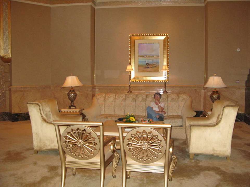 Kleine Sitzecke im Zimmer Emirates Palace Mandarin Oriental