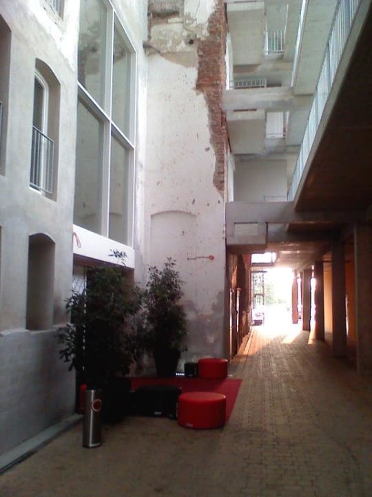 Blick auf den Hoteleingang Factory Hotel