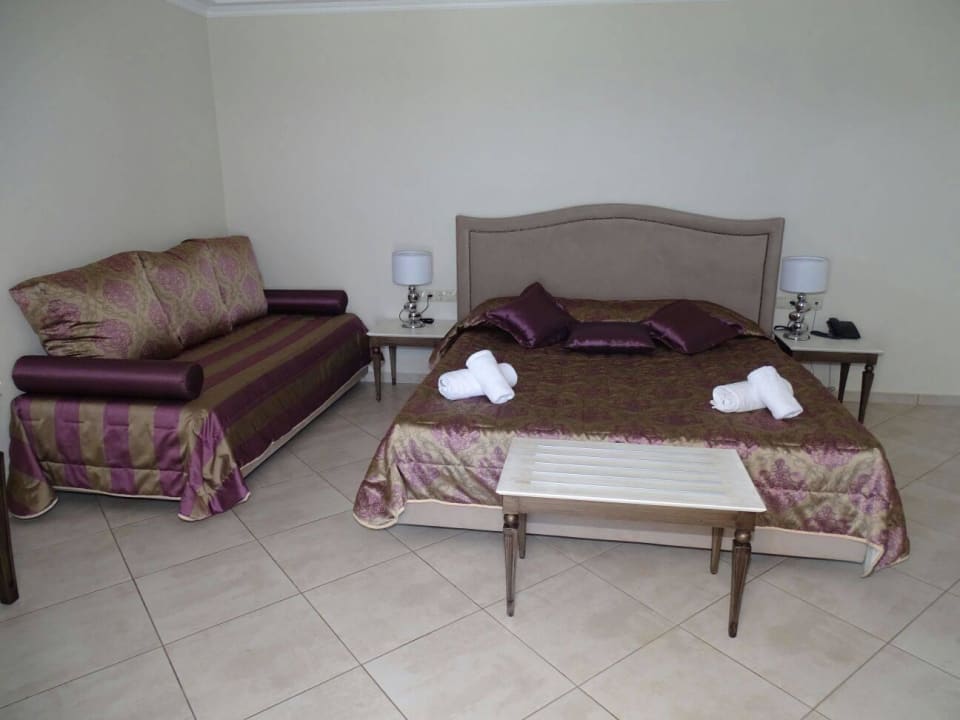 Couch u. Bett i. d. GSR-Suite Hotel Golden Sand