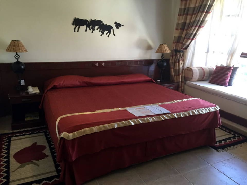 Großzügiges Bett The African Tulip Hotel