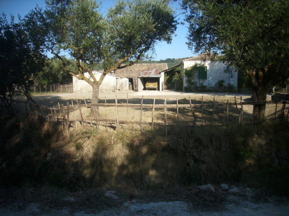 Hinter dem Hotel Zante Village Hotel Zante Village