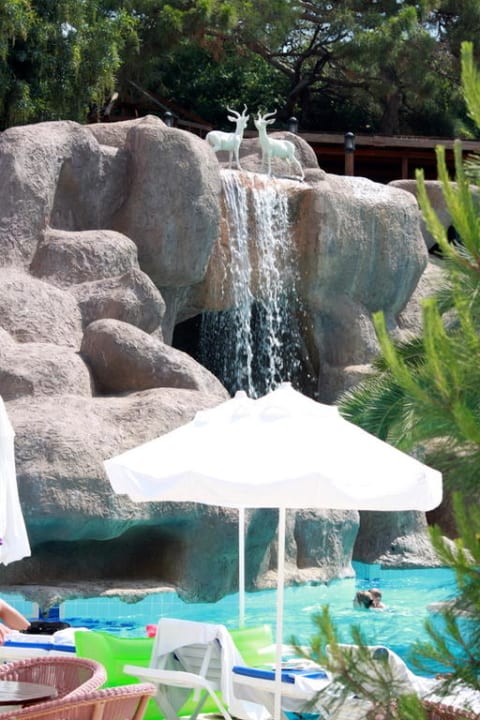 Водопад в бассейне Blue Waters Club