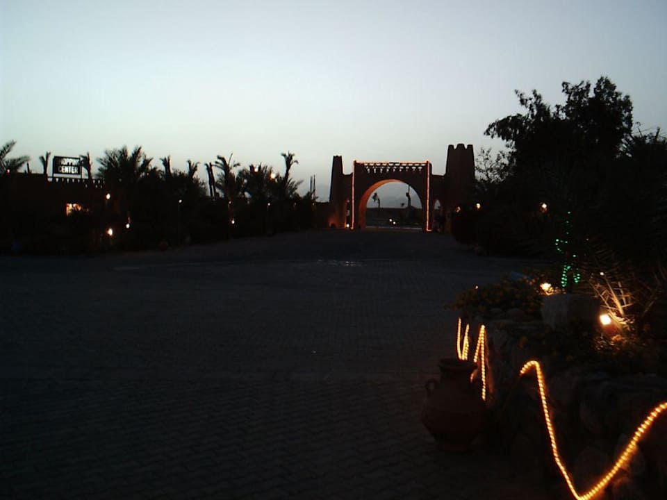 Innenhof des Hotels bei Nacht (Einfahrtspforte) Hotel Hauza Beach Resort