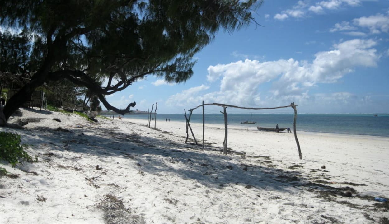 Strand links vom Hotel Bahari Beach Hotel