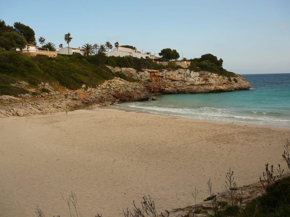 Die Cala Mandia / der Club im Hintergrund blau punta reina