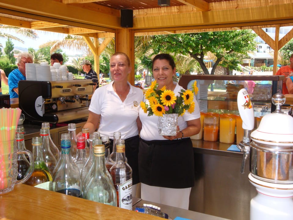 Freundliche Kellnerinnen an der Strandbar Mitsis Faliraki