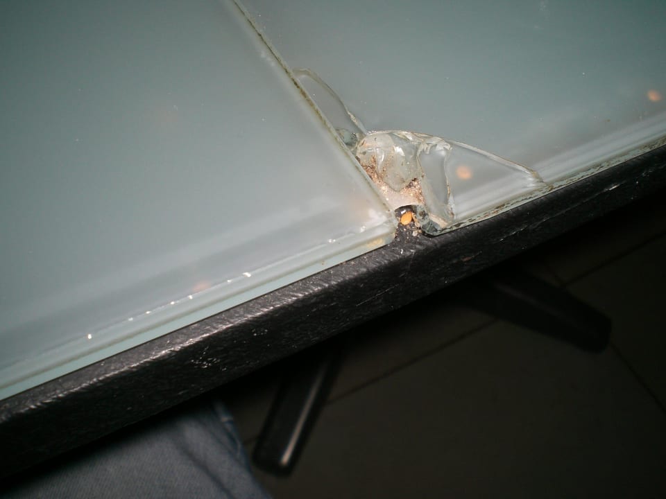 Glasabsplitterungen am Tisch Petunya Beach Resort