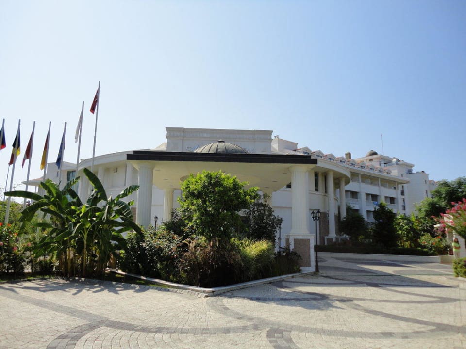 Wejście do hotelu Alba Queen Hotel