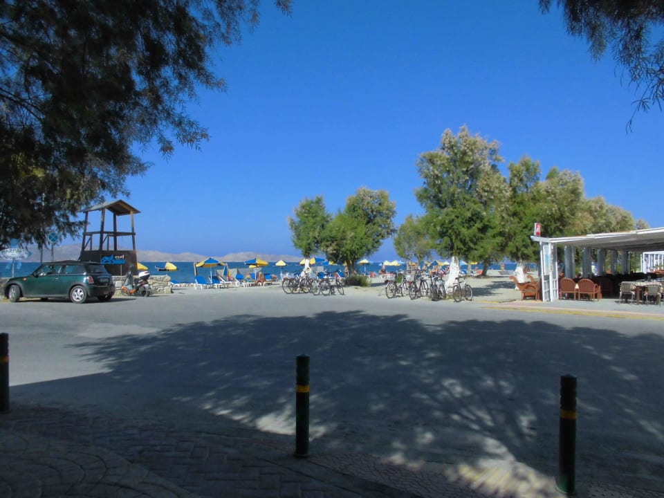 Blick von einer kleinen ab feinen Taverne zum Strand Hotel Esperia