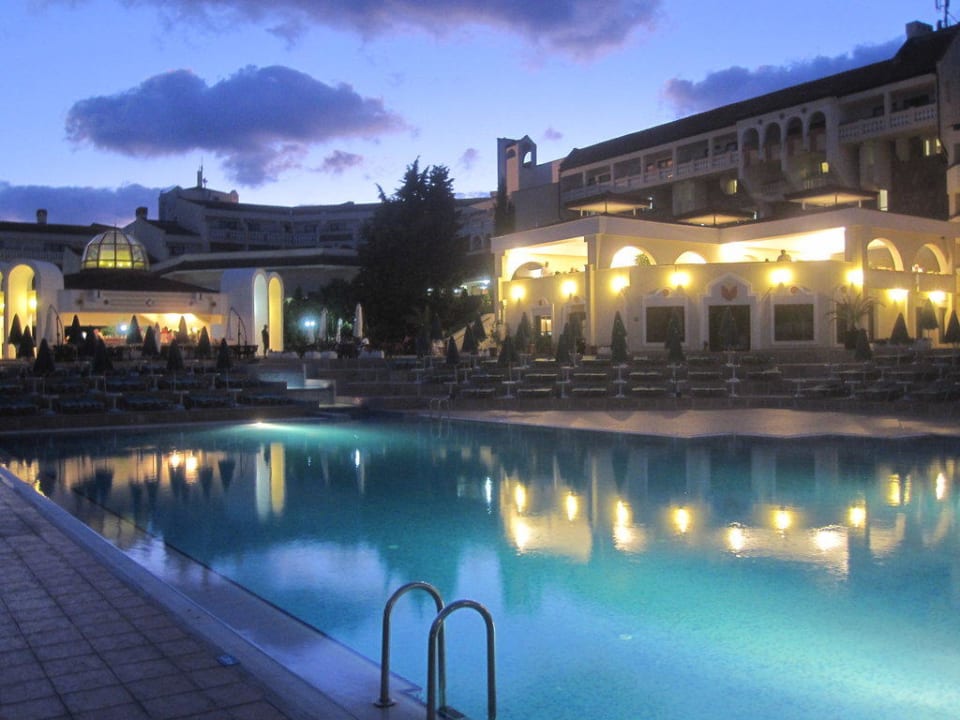 Poolanlage am Abend Duni Royal Pelican Resort