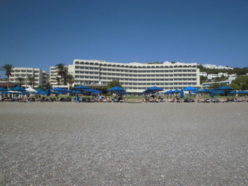 Blick vom Strand aufs Hotel Olympos Beach Hotel