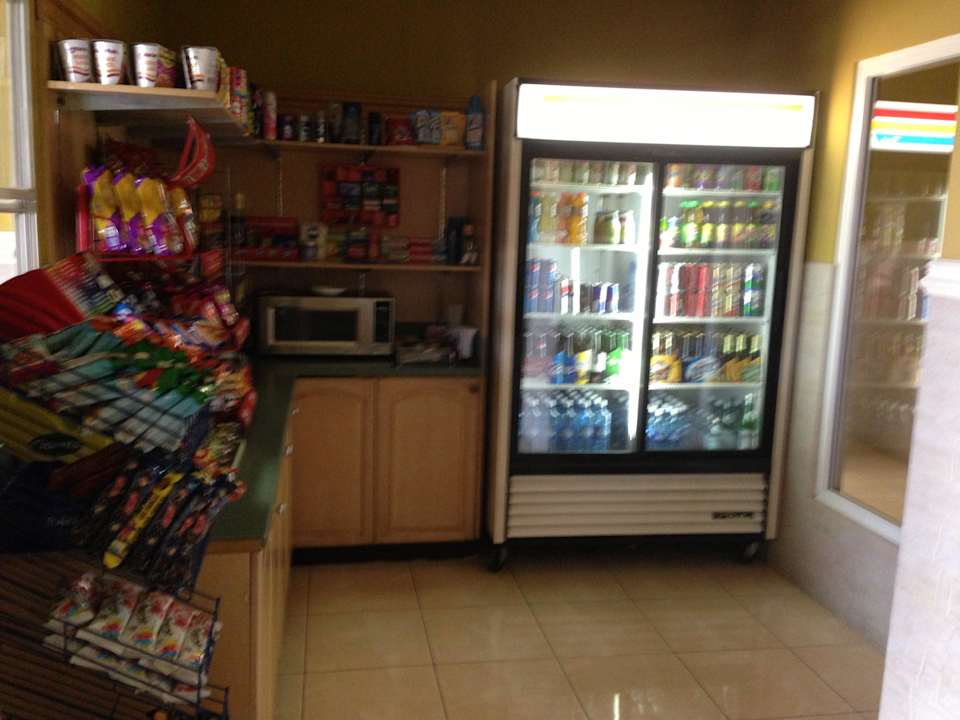 'Supermarkt' im Hotel Beverly Hills Hotel & Suites