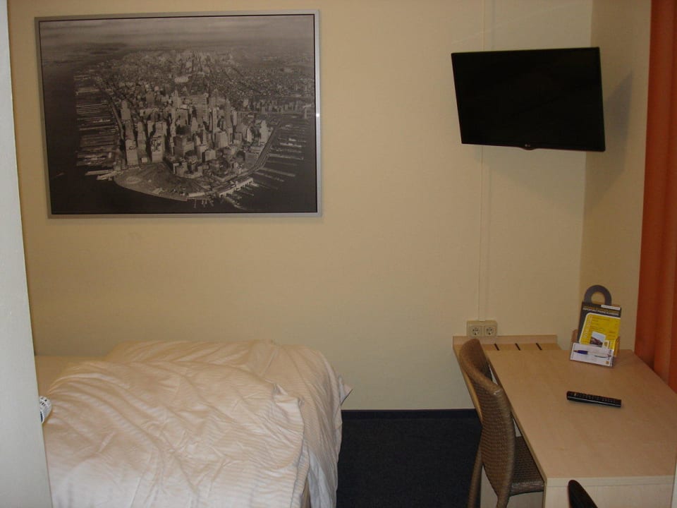 Bett, Schreibtisch und TV Best Deal Airporthotel Weeze