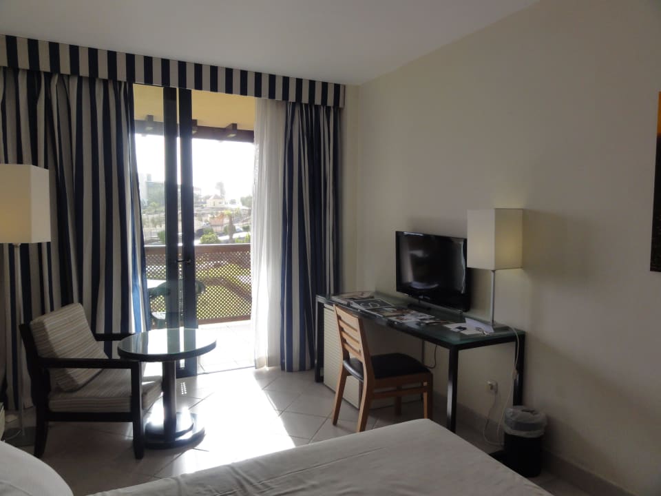 Ein Sessel, ein Stuhl und TV Hotel H10 Tindaya
