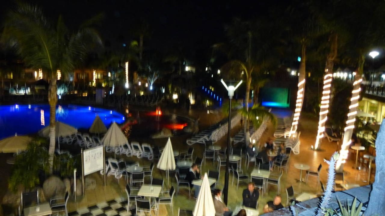 Poolanlage am Abend allsun Hotel Esplendido