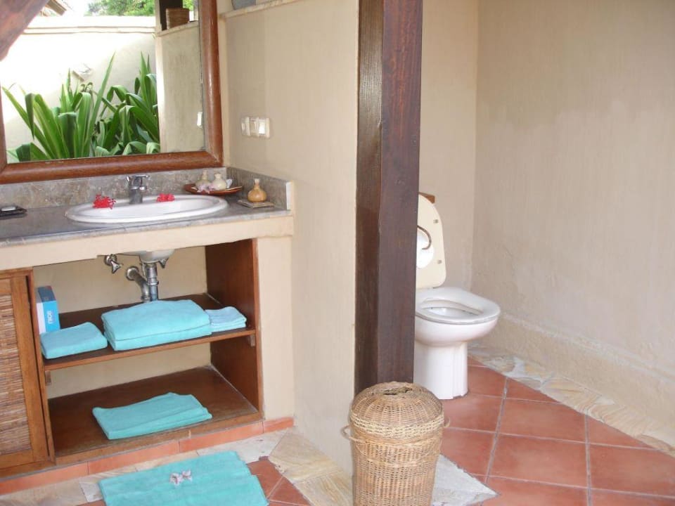 nach oben offenes sichtgeschütztes Bad Hotel Vila Ombak