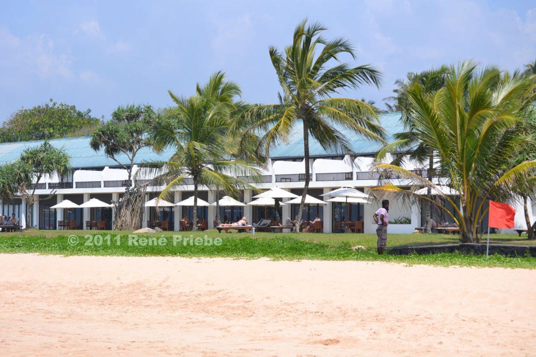 Blick auf das Hotel vom Strand aus EKHO Surf