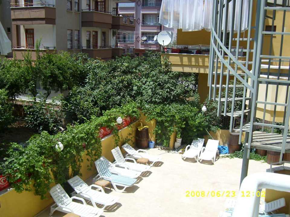 Blick vom Balkon auf den Poolbereich Hotel Mirage Apart