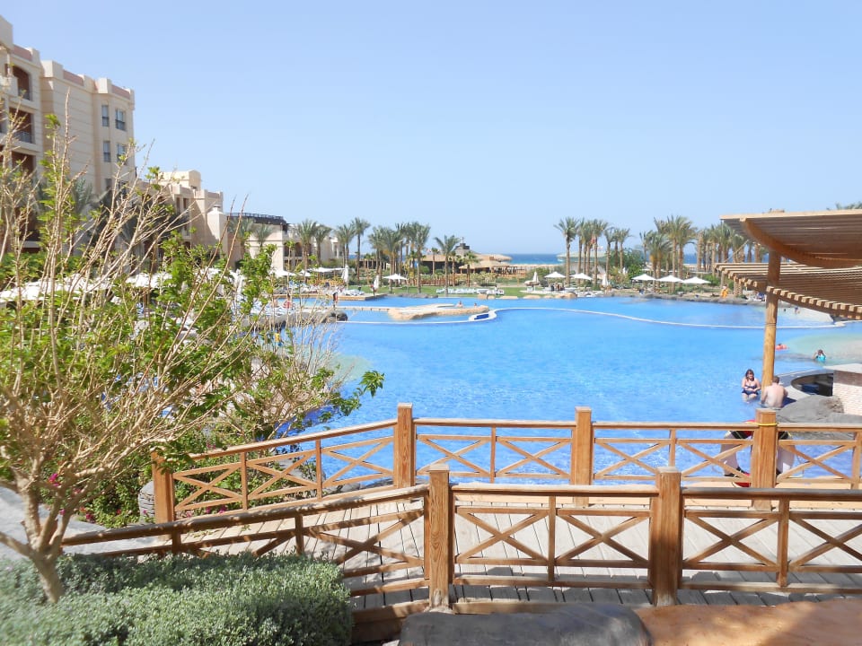 Мостик и бассейн у бара  Tropitel Sahl Hasheesh