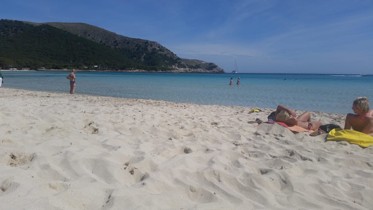 Strand in der Nähe vom Hotel. Prinsotel La Pineda