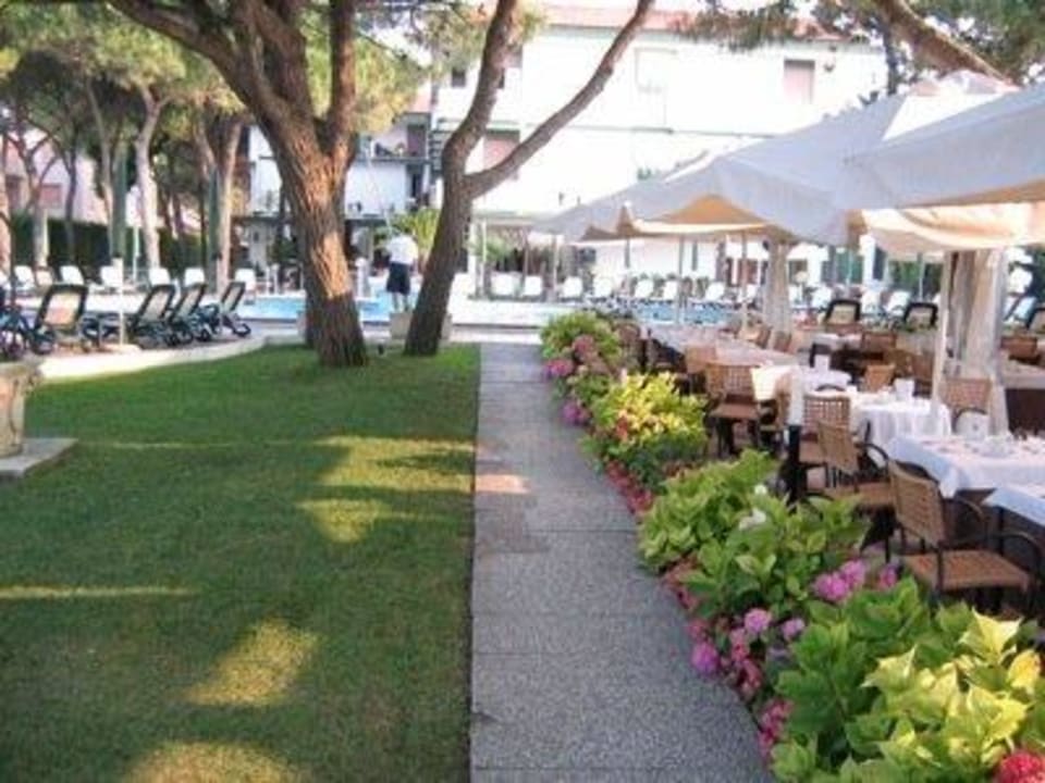 Garten rechts Frühstück Hotel Elite