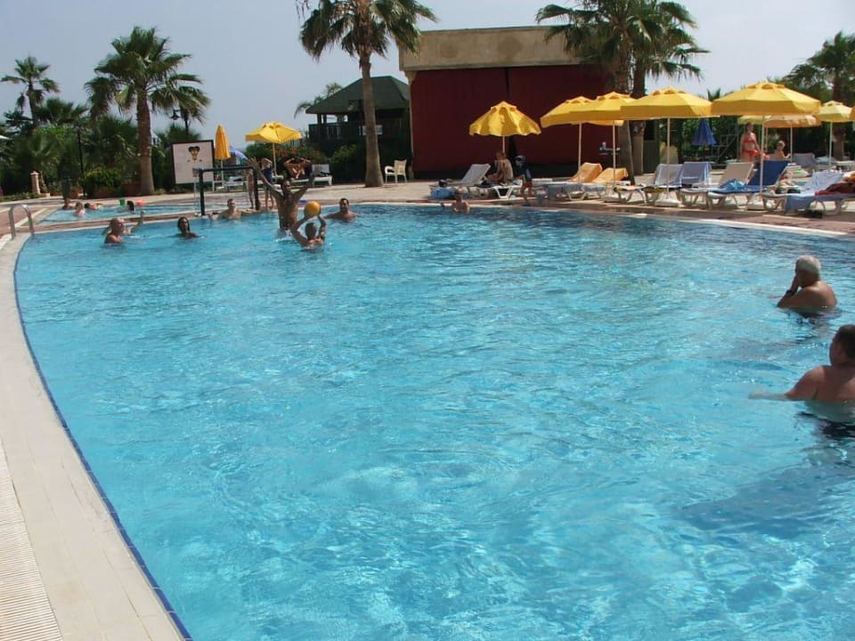 15 Uhr - Wasserball im Pool Royal Atlantis Beach Hotel