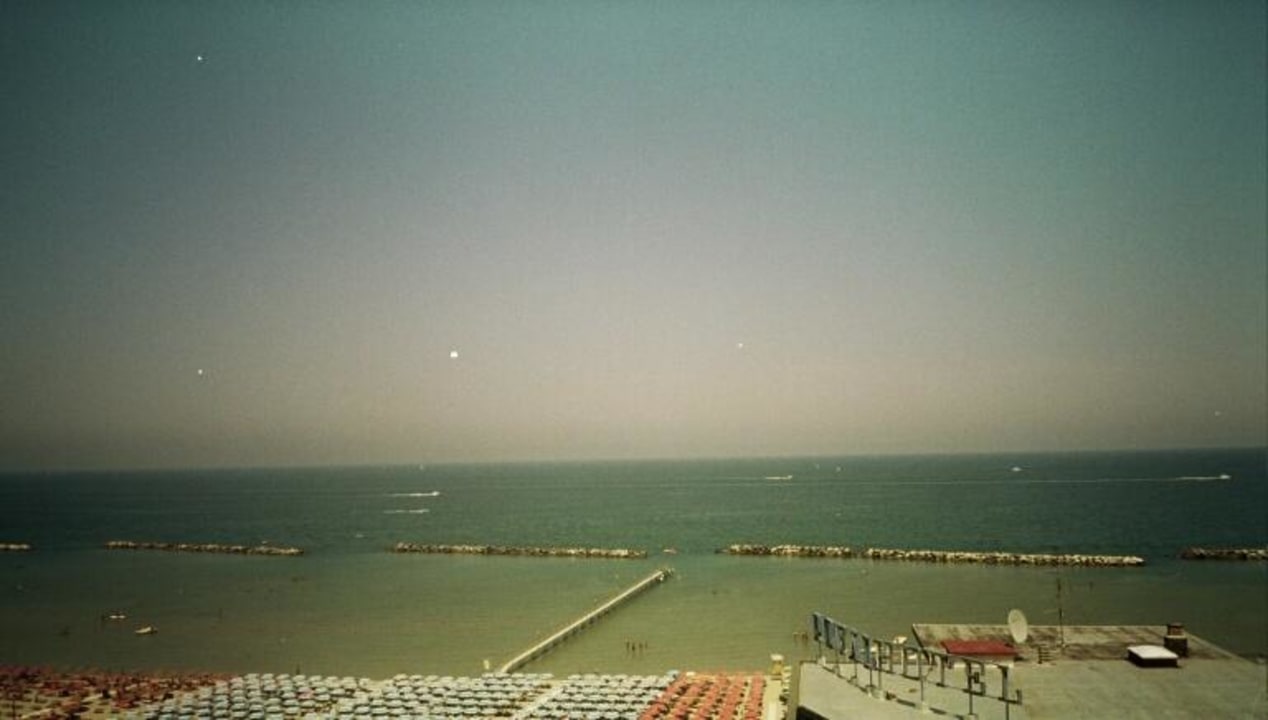 Aussicht auf das Meer mit Wellenbrechern Hotel Metropol