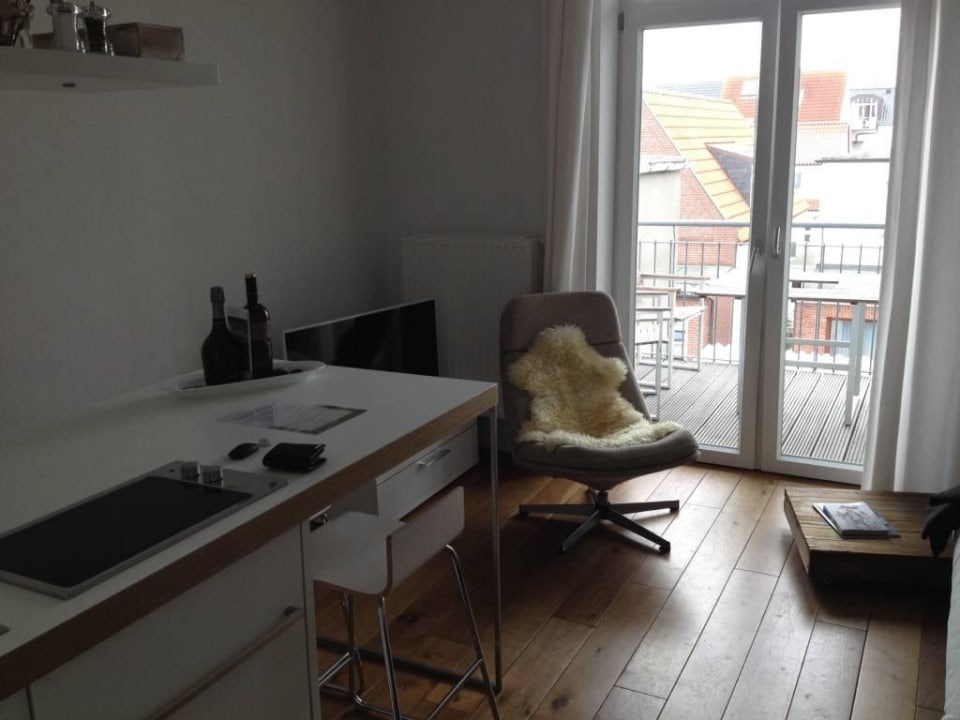 Wohnzimmer mit Küche und Balkon Sommerloft Norderney