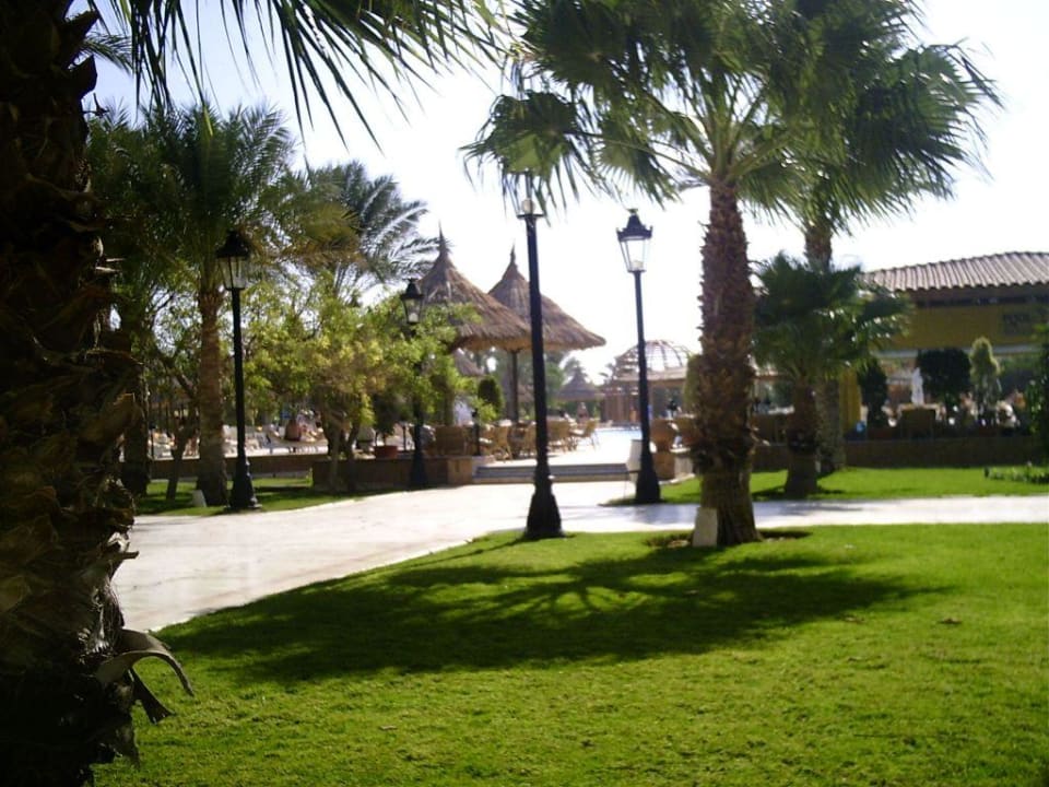 Blick von der Aussenbar Le Teracce zu Pool Siva Grand Beach