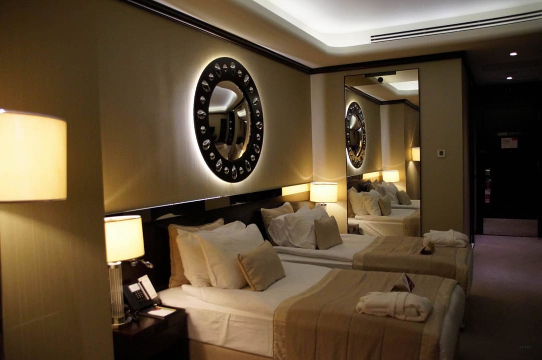 Zimmer und deren Ausstattung. Hotel Crowne Plaza Bursa Convention Center & Thermal Spa