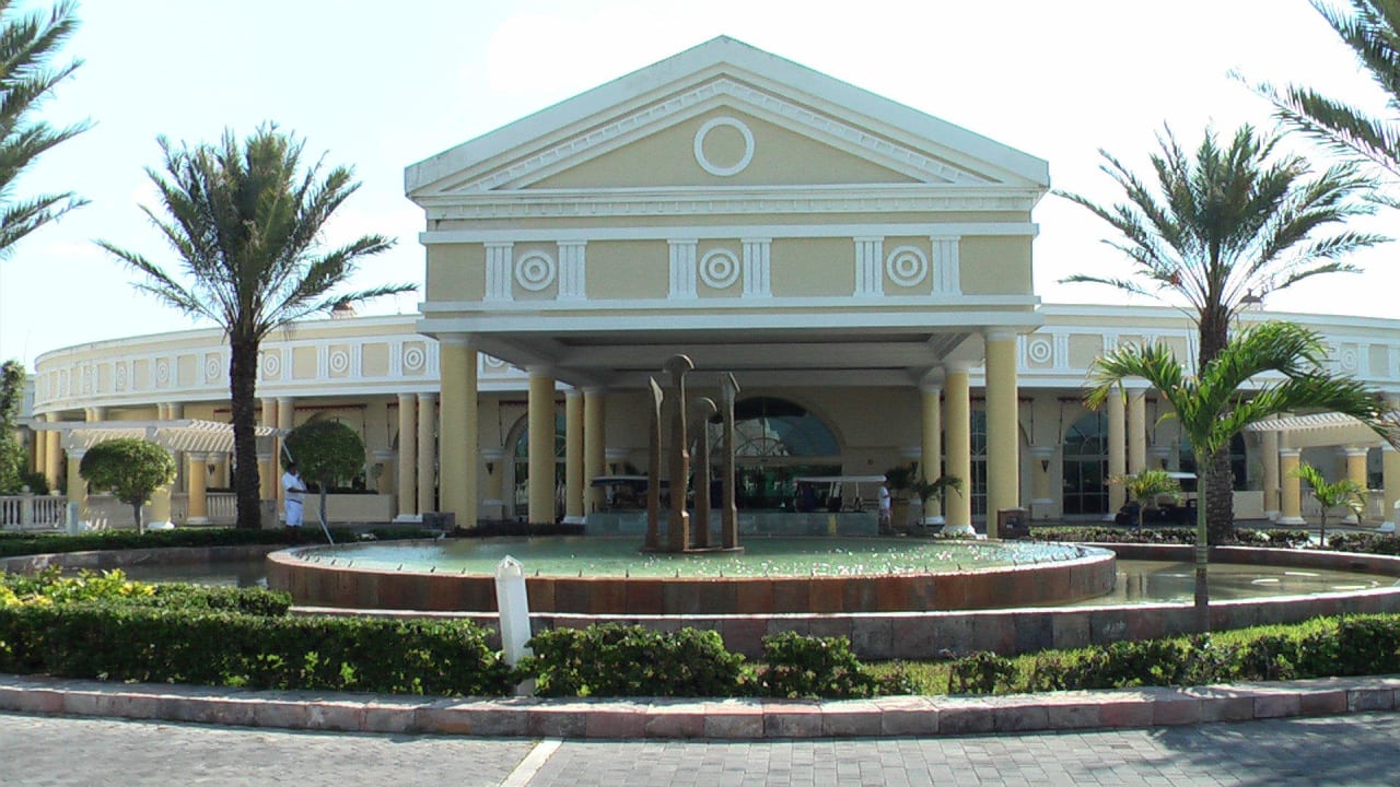 Eingang JOIA Paraiso by Iberostar