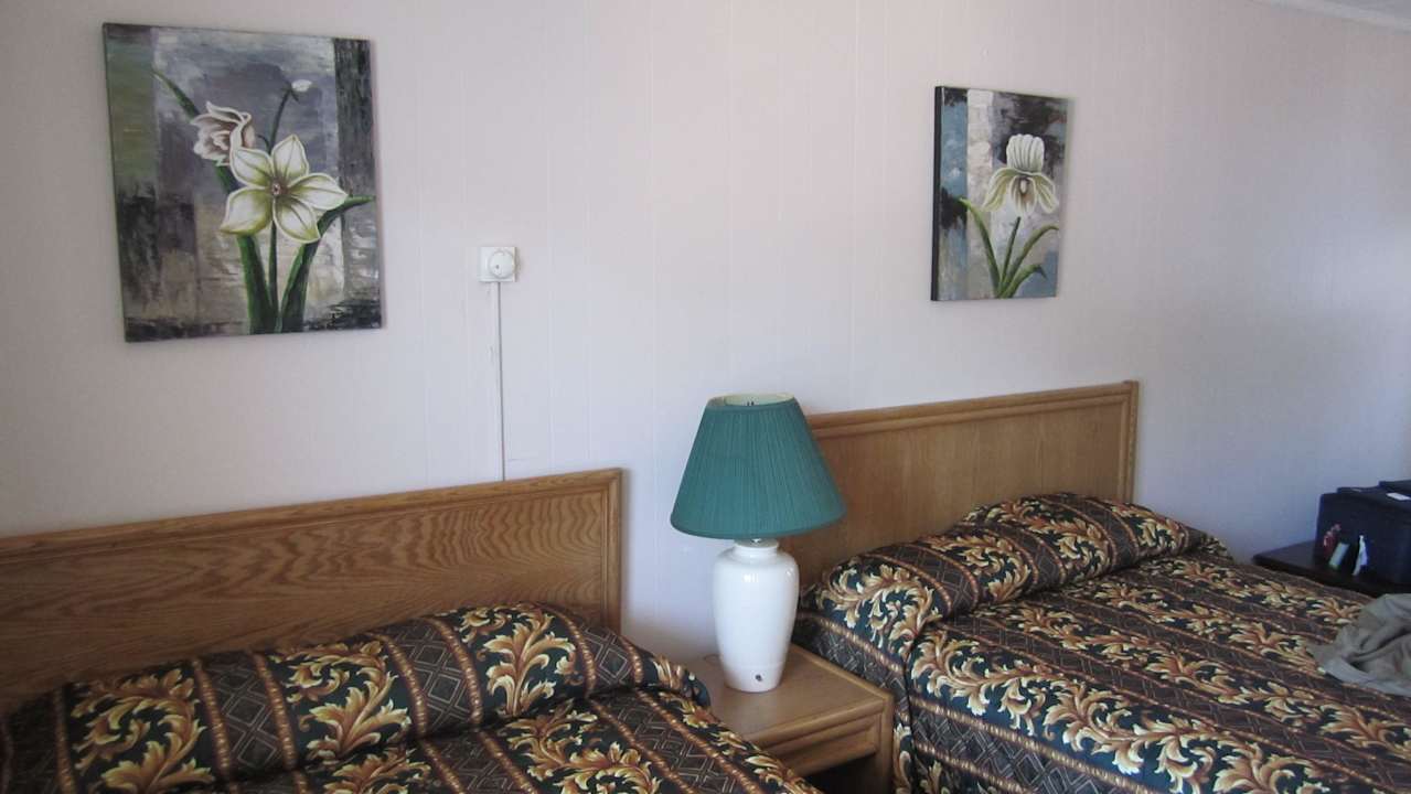 Blick auf die Betten Traveller's Hotel