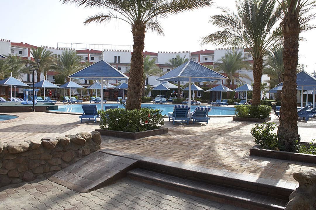 Haupthaus mit Pool  Albatros Sharm Resort