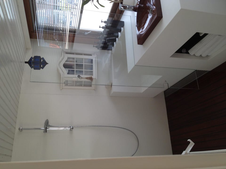 Badezimmer.  Somoya's Saloon